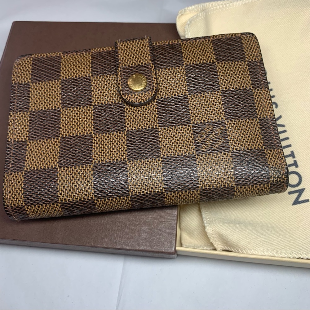 With Certificate of Authenticity Pre Owned Louis Vuitton Short Wallet